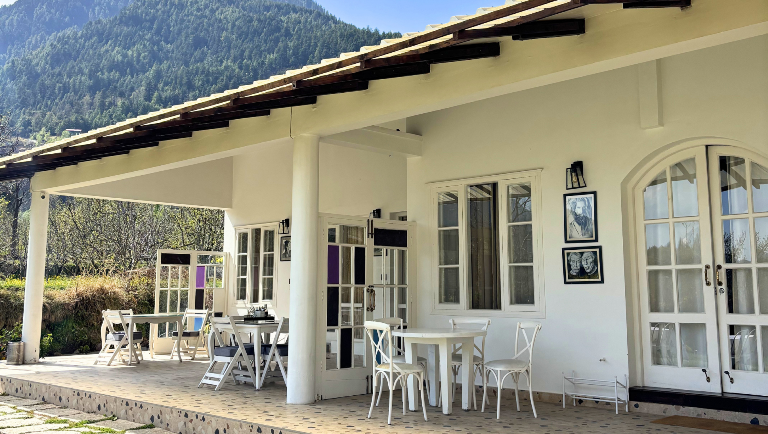 Luxury Homestay in Manali with Mountain Views